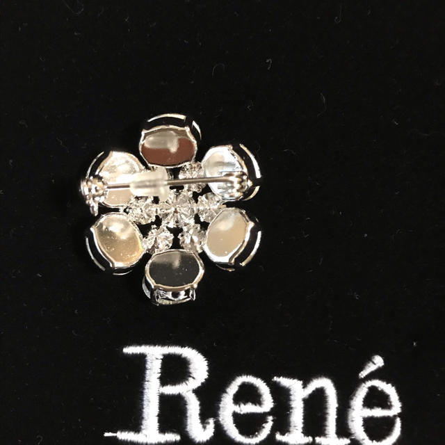 René(ルネ)のRene ルネ★スワロフスキーお花ブローチ★Petit Flower★未使用 レディースのアクセサリー(ブローチ/コサージュ)の商品写真