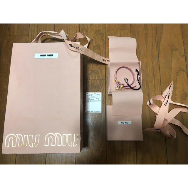 miumiu(ミュウミュウ)の【試着程度数分着用のみ】miumiu クリスタル付きマドラスレザー　ブレスレット レディースのアクセサリー(ブレスレット/バングル)の商品写真