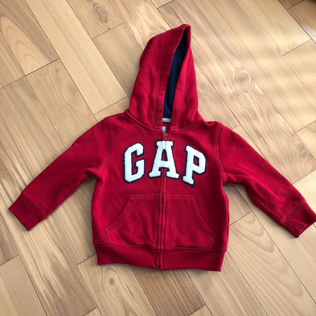 GAP(ギャップ)のGAP 赤　パーカー　裏起毛　100センチ キッズ/ベビー/マタニティのキッズ服男の子用(90cm~)(ジャケット/上着)の商品写真