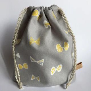 ちょうちょの巾着 (小) はいいろ　ハンドメイド(外出用品)