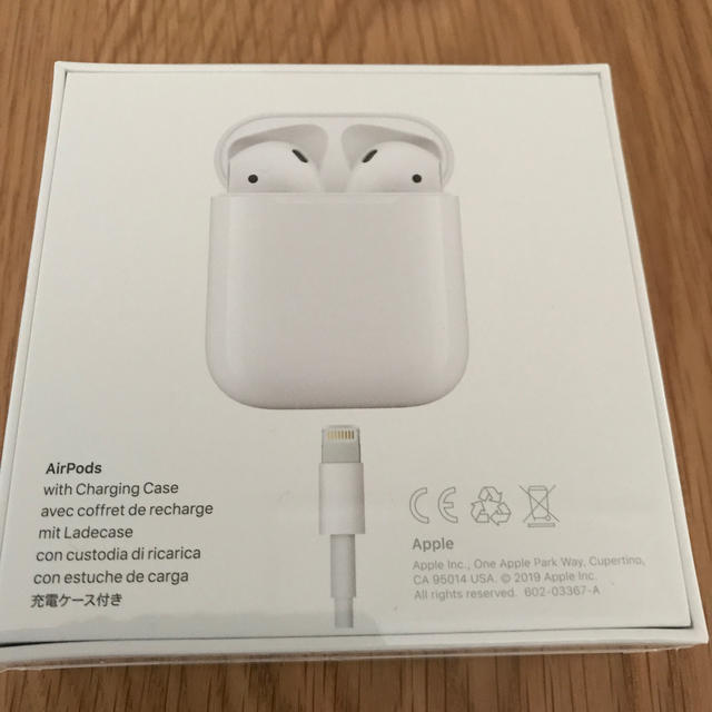 Apple(アップル)の新品 Air Pods with charging case MV7N2J/A スマホ/家電/カメラのオーディオ機器(ヘッドフォン/イヤフォン)の商品写真