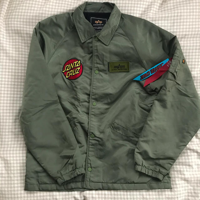 ALPHA INDUSTRIES(アルファインダストリーズ)のサンタクルーズ アルファインダストリーズ コーチジャケット メンズのジャケット/アウター(ミリタリージャケット)の商品写真