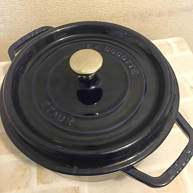 STAUB(ストウブ)のCAMERUS様専用★鍋　ストウブ　22cm インテリア/住まい/日用品のキッチン/食器(調理道具/製菓道具)の商品写真