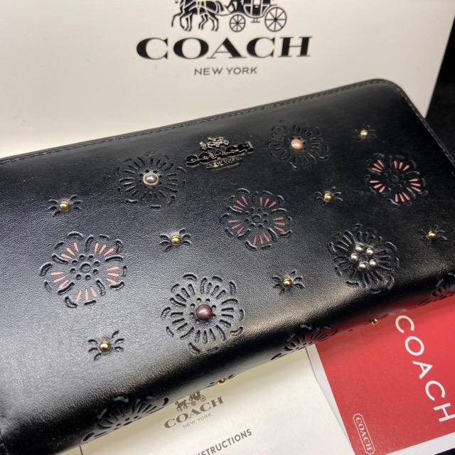 COACH(コーチ)のプレゼントにも❤️新品コーチ ゴージャス感❗️高級カーフレザー×スタッズ 長財布 レディースのファッション小物(財布)の商品写真