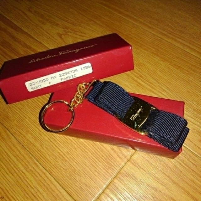 Salvatore Ferragamo(サルヴァトーレフェラガモ)のキーホルダー　Salvatore Ferragamo レディースのファッション小物(キーケース)の商品写真