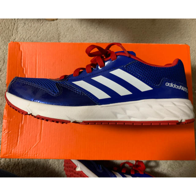 adidas(アディダス)のadidas FAITO 22.5㎝ キッズ/ベビー/マタニティのキッズ靴/シューズ(15cm~)(スニーカー)の商品写真