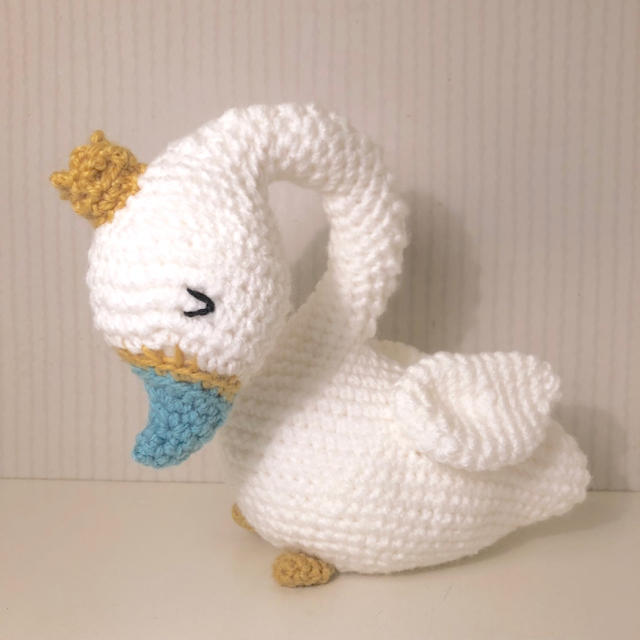 オーダーメイド ハンドメイド 王冠をかぶったスワンのあみぐるみ 白鳥