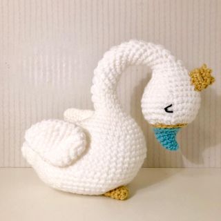 オーダーメイド ハンドメイド 王冠をかぶったスワンのあみぐるみ 白鳥 ぬいぐるみ(あみぐるみ)