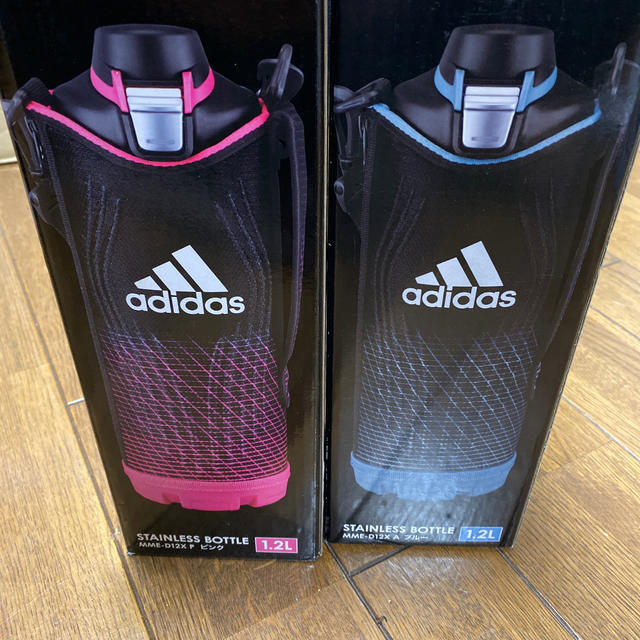 adidas(アディダス)のアディダス1.2Lボトル ブルー、ピンクセット キッズ/ベビー/マタニティの授乳/お食事用品(水筒)の商品写真