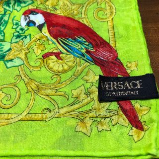 ヴェルサーチ(VERSACE)のヴェルサーチ.大判ハンカチ.ロゴマークロゴタグ付き(ハンカチ)