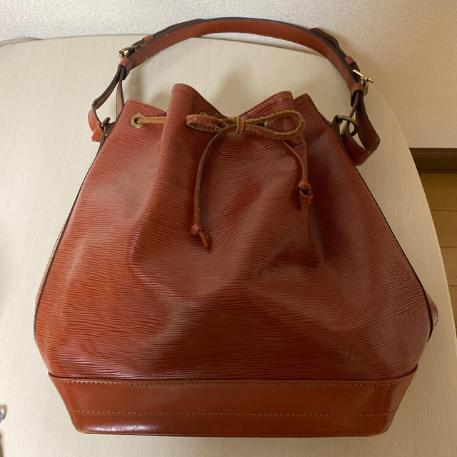 LOUIS VUITTON(ルイヴィトン)のルイヴィトン　エピ　ノア　 レディースのバッグ(トートバッグ)の商品写真