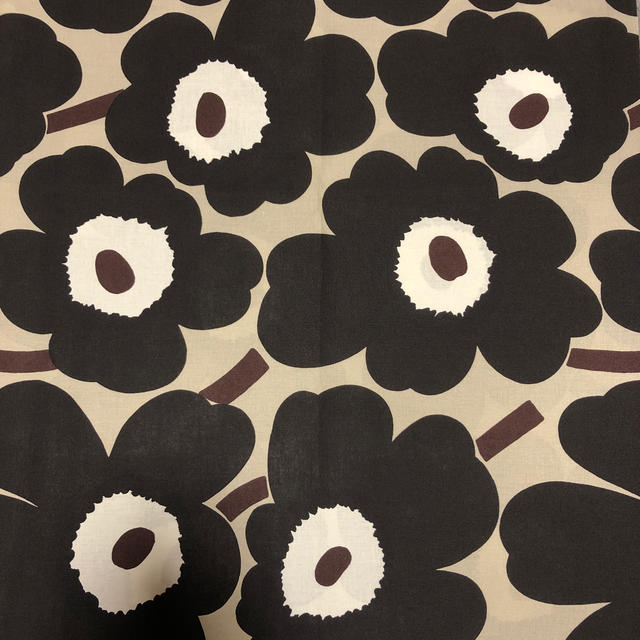 marimekko(マリメッコ)のあらき様❤️専用　マリメッコ 生地　ピエニウニッコ  ベージュダークグレー ハンドメイドの素材/材料(生地/糸)の商品写真