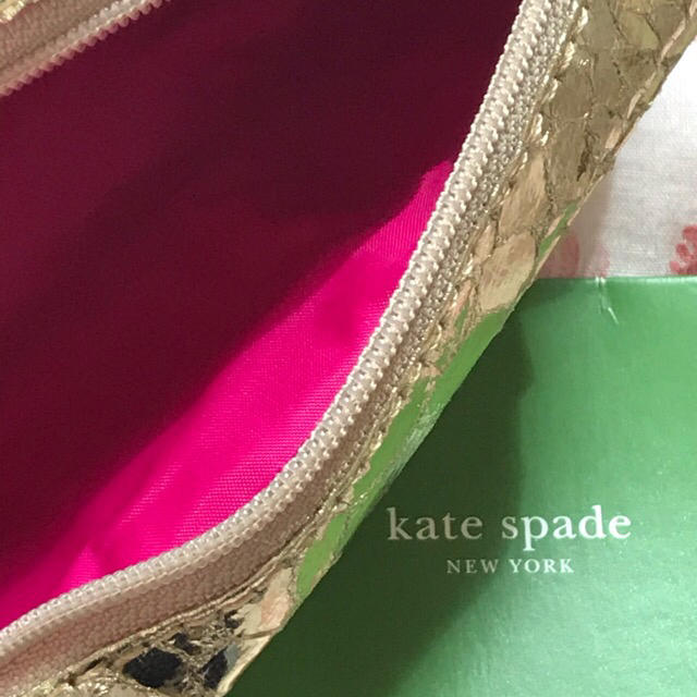 kate spade new york(ケイトスペードニューヨーク)の♡【レア】ケイトスペード × RMK コラボ ポーチ ゴールド 【新品未使用】♡ レディースのファッション小物(ポーチ)の商品写真