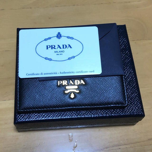 PRADA(プラダ)の大セール本舗様　PRADA 二つ折りコンパクト財布　 レディースのファッション小物(財布)の商品写真