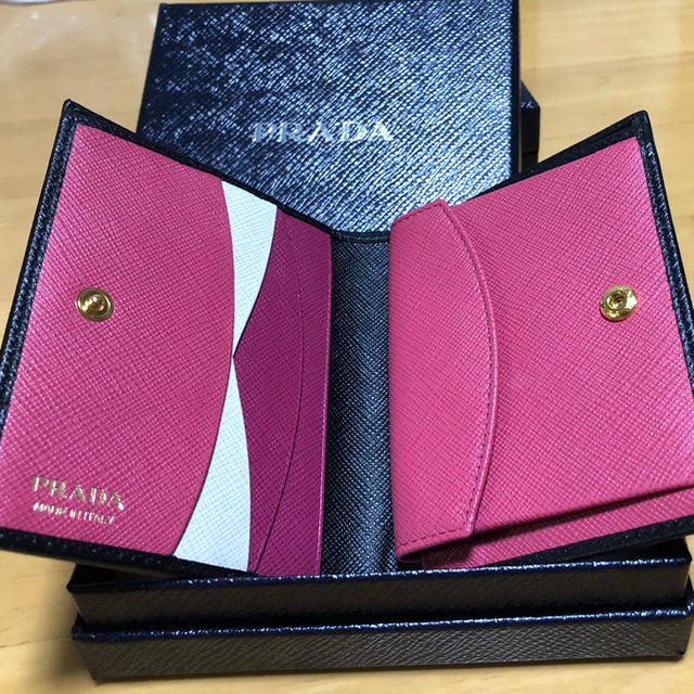PRADA(プラダ)の大セール本舗様　PRADA 二つ折りコンパクト財布　 レディースのファッション小物(財布)の商品写真