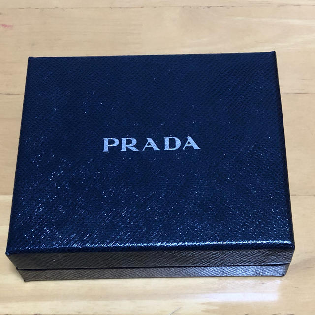 PRADA(プラダ)の大セール本舗様　PRADA 二つ折りコンパクト財布　 レディースのファッション小物(財布)の商品写真