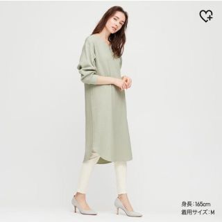 ユニクロ(UNIQLO)のユニクロ　ワッフルVネックワンピース　グリーン　Mサイズ(ひざ丈ワンピース)