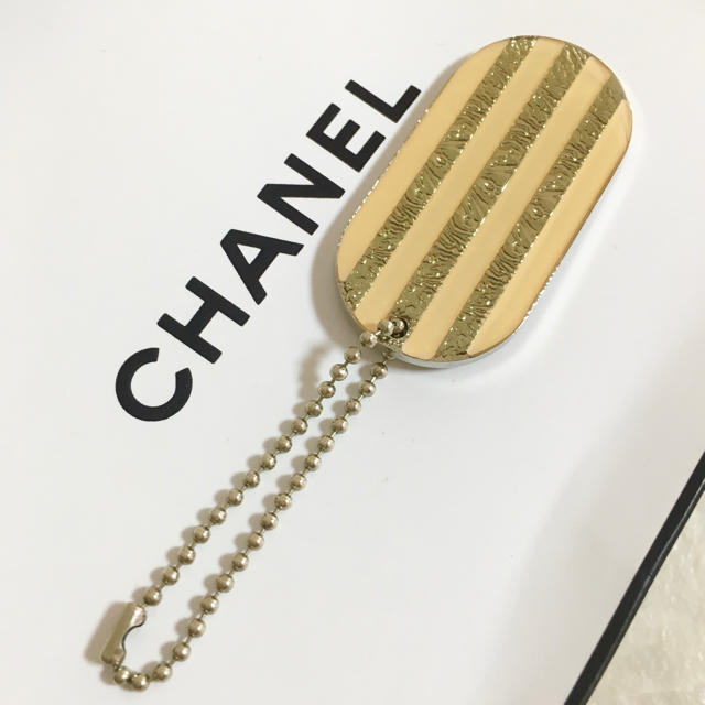 CHANEL - 正規品 シャネル キーホルダー 銀 ストライプ プレート チャーム ノベルティの通販 by ☆ハーベスト☆｜シャネルならラクマ