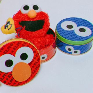 セサミストリート(SESAME STREET)のエルモのマスコットと缶ケース♡(キャラクターグッズ)