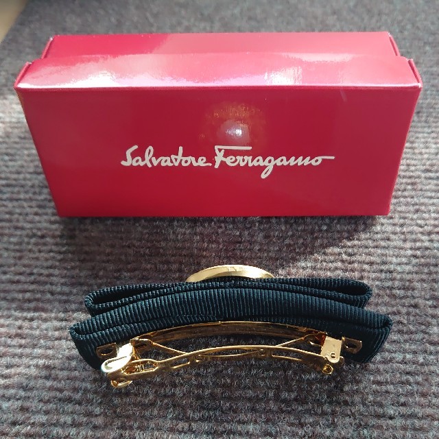 Ferragamo(フェラガモ)のフェラガモ バレッタ  ハーフパール レディースのヘアアクセサリー(バレッタ/ヘアクリップ)の商品写真