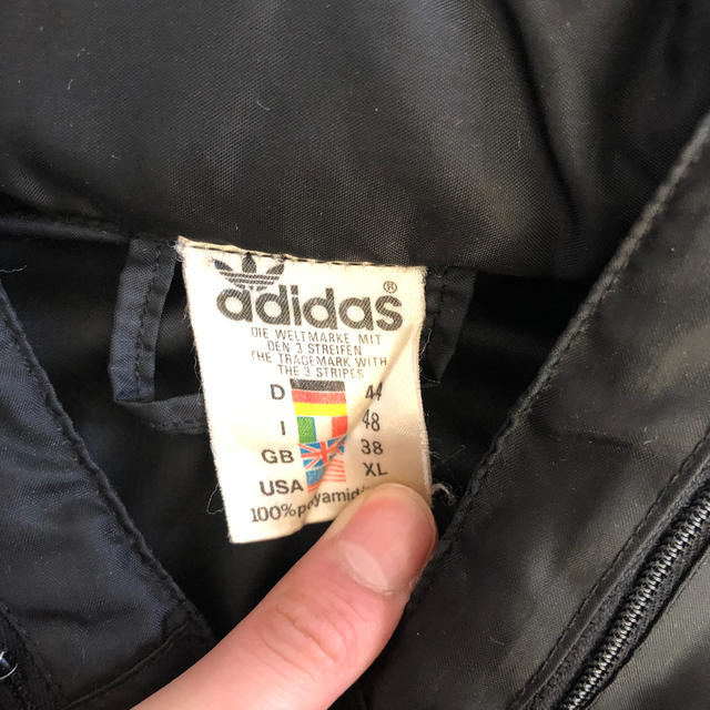 【adidas】　ナイロンジャケット？シャカシャカのやつ レディースのジャケット/アウター(ナイロンジャケット)の商品写真