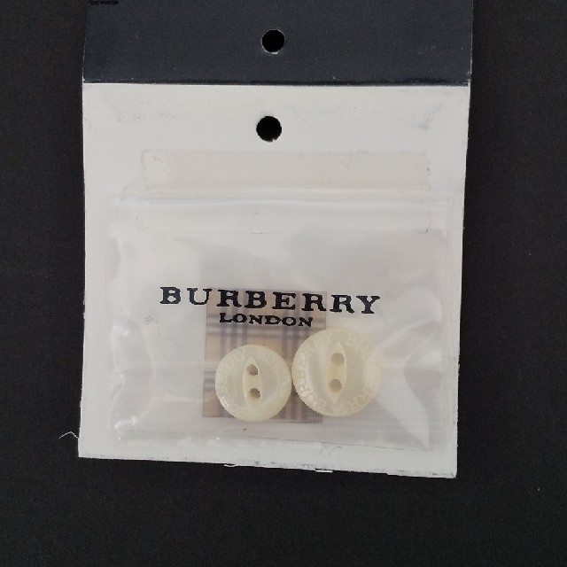 BURBERRY(バーバリー)のバーバリーのボタン2種 ハンドメイドの素材/材料(各種パーツ)の商品写真