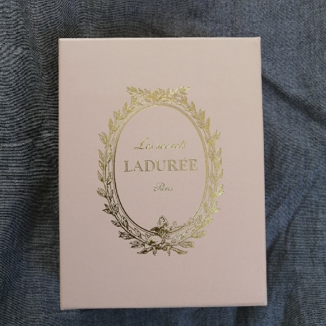Les Merveilleuses LADUREE(レメルヴェイユーズラデュレ)のラデュレ　キーホルダー レディースのファッション小物(キーホルダー)の商品写真