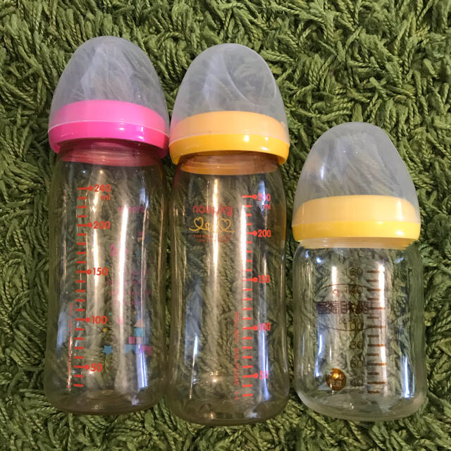combi(コンビ)の哺乳瓶　消毒ケース　哺乳瓶3個　ブラシセット キッズ/ベビー/マタニティの洗浄/衛生用品(哺乳ビン用消毒/衛生ケース)の商品写真