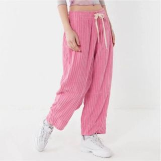 アーバンアウトフィッターズ(Urban Outfitters)のピンクワイドリブテーパードパンツ リラックス ストリート コーデュロイ(カジュアルパンツ)