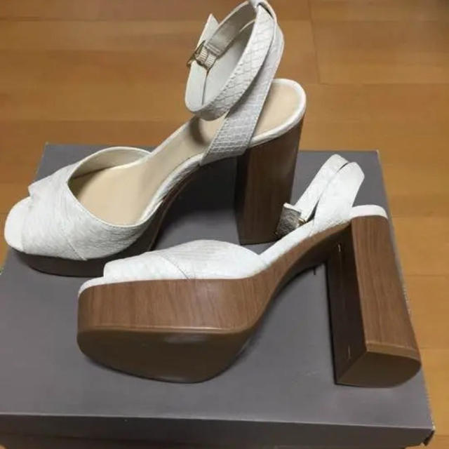 charles and keith 白サンダル　新品・未使用　送料無料！！ 1