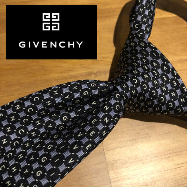 【人気】givenchy  イタリア製最高級シルク100%ネクタイ　紺色　ロゴ