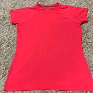 アンダーアーマー(UNDER ARMOUR)のレディースMD 鮮やかピンクTシャツ(トレーニング用品)