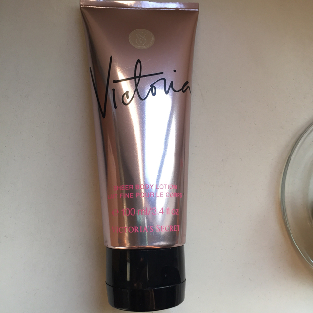 Victoria's Secret(ヴィクトリアズシークレット)のヴィクシーVS ボディクリーム👼🏻 コスメ/美容のボディケア(ボディクリーム)の商品写真