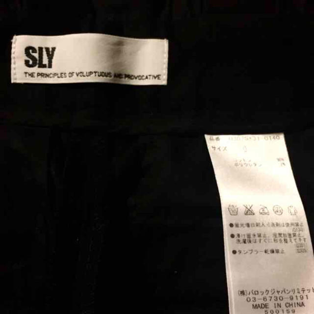 SLY(スライ)のSLY ギフトタックテーパードパンツ レディースのパンツ(クロップドパンツ)の商品写真