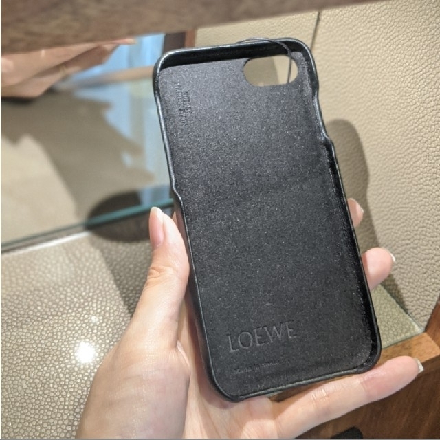 LOEWE(ロエベ)の専用ページ【新品】LOEWE iPhone7/8 ブラック iPhoneケース スマホ/家電/カメラのスマホアクセサリー(iPhoneケース)の商品写真