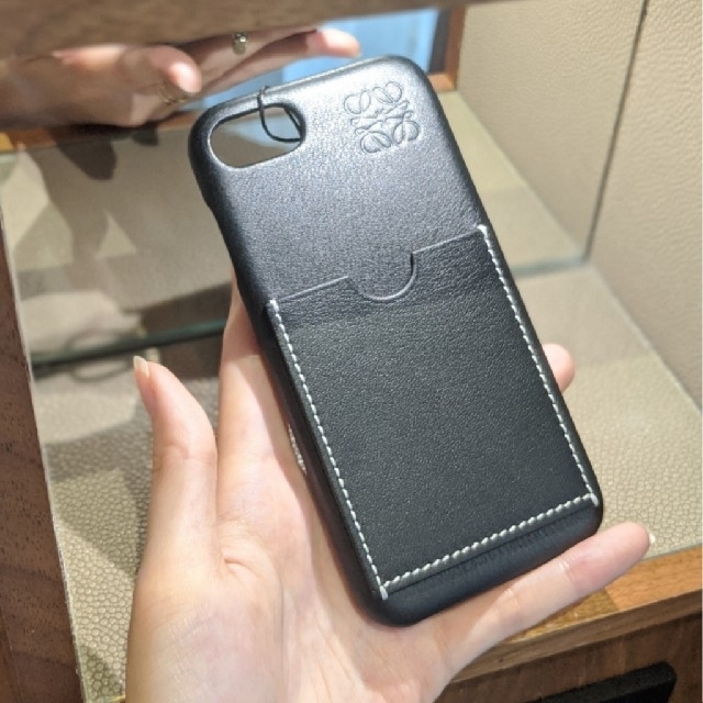 LOEWE(ロエベ)の専用ページ【新品】LOEWE iPhone7/8 ブラック iPhoneケース スマホ/家電/カメラのスマホアクセサリー(iPhoneケース)の商品写真