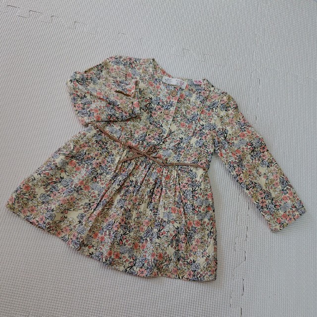 ZARA KIDS(ザラキッズ)のZARA baby 花柄ワンピース size12/18 《86cm》 キッズ/ベビー/マタニティのベビー服(~85cm)(ワンピース)の商品写真