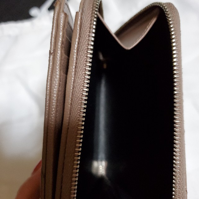 Saint Laurent(サンローラン)の0時までの限定お値下げ、SAINT LAURENT　ピンクベージュ　二つ折り財布 メンズのファッション小物(折り財布)の商品写真