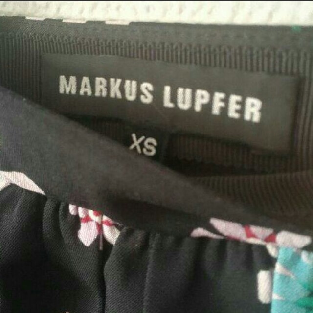 BARNEYS NEW YORK(バーニーズニューヨーク)のマーカスルーファー Markus Lupfer 花柄スカート レディースのスカート(ひざ丈スカート)の商品写真