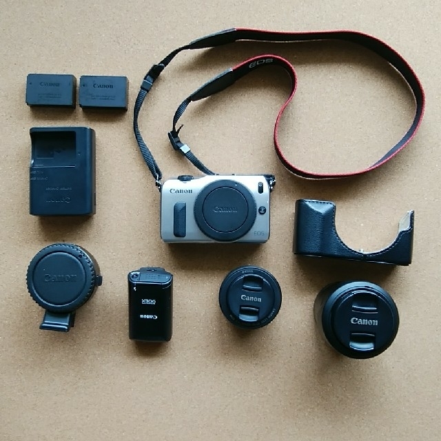 Canon EOSM ダブルレンズキット シルバー - ミラーレス一眼