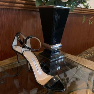 マノロブラニク(MANOLO BLAHNIK)のマノロブラニク直営店購入すてきなエナメルサンダル35.5お値引きしました！(サンダル)