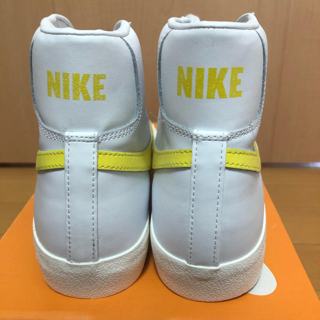 NIKE(ナイキ)のNIKE BLAZER MID 77 PREMIUM VNTG YELLOW メンズの靴/シューズ(スニーカー)の商品写真