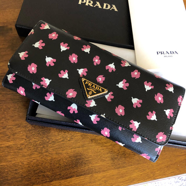 PRADA(プラダ)のPRADA プラダ 財布　ピンク花柄♡ ★ご予約★ レディースのファッション小物(財布)の商品写真