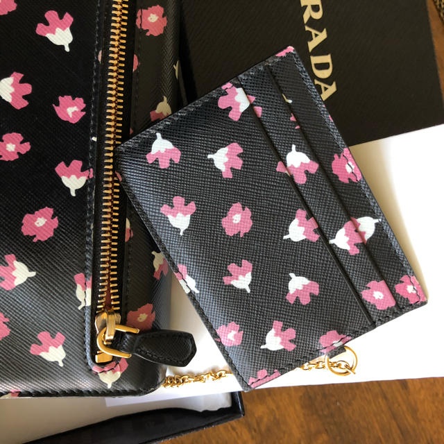 PRADA(プラダ)のPRADA プラダ 財布　ピンク花柄♡ ★ご予約★ レディースのファッション小物(財布)の商品写真