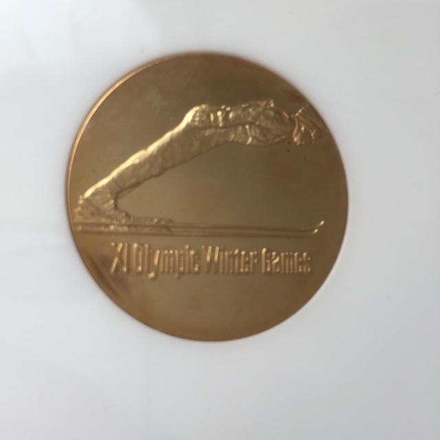 札幌オリンピック冬季大会記念メダル スポーツ/アウトドアの野球(記念品/関連グッズ)の商品写真