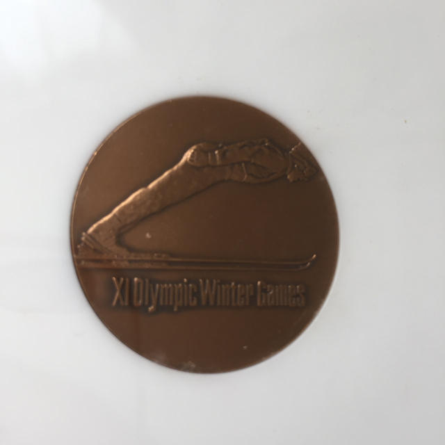 札幌オリンピック冬季大会記念メダル スポーツ/アウトドアの野球(記念品/関連グッズ)の商品写真