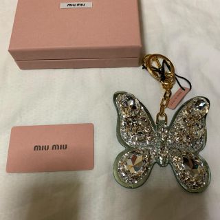 ミュウミュウ(miumiu)のmiu miu 新品 バタフライ キーホルダー  クリスタル　アクア(キーホルダー)