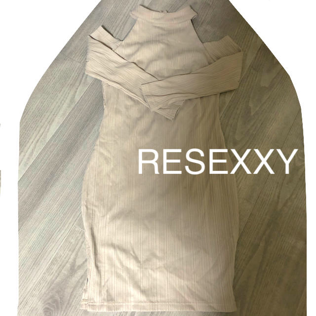 リゼクシー　RESEXXY  肩出し　ワンピース　ドレス レディースのワンピース(ミニワンピース)の商品写真