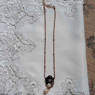 ニナリッチ(NINA RICCI)のNINA RICCI黒の花とダイヤモンド　真珠のネックレス(ネックレス)