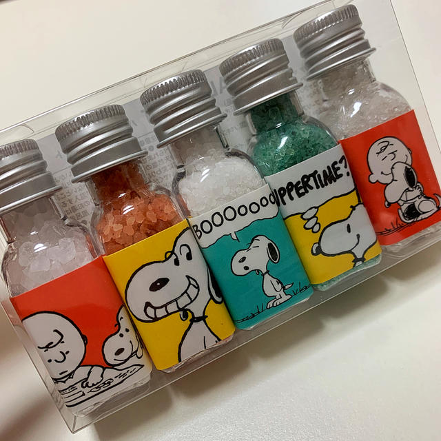 SNOOPY(スヌーピー)のスヌーピー　バスソルト　5Pセット コスメ/美容のボディケア(入浴剤/バスソルト)の商品写真